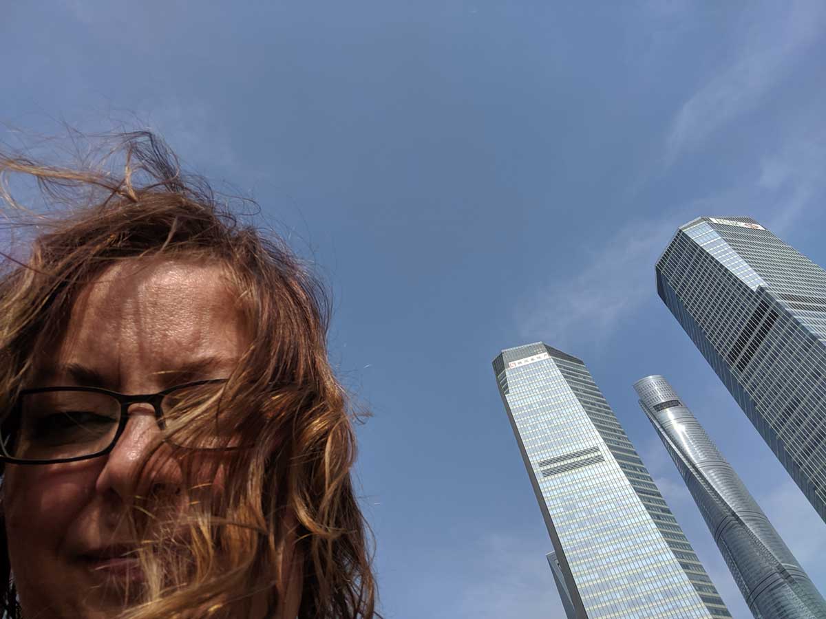 Evelyn in Shanghai - im Hintergrund Shanghai Tower