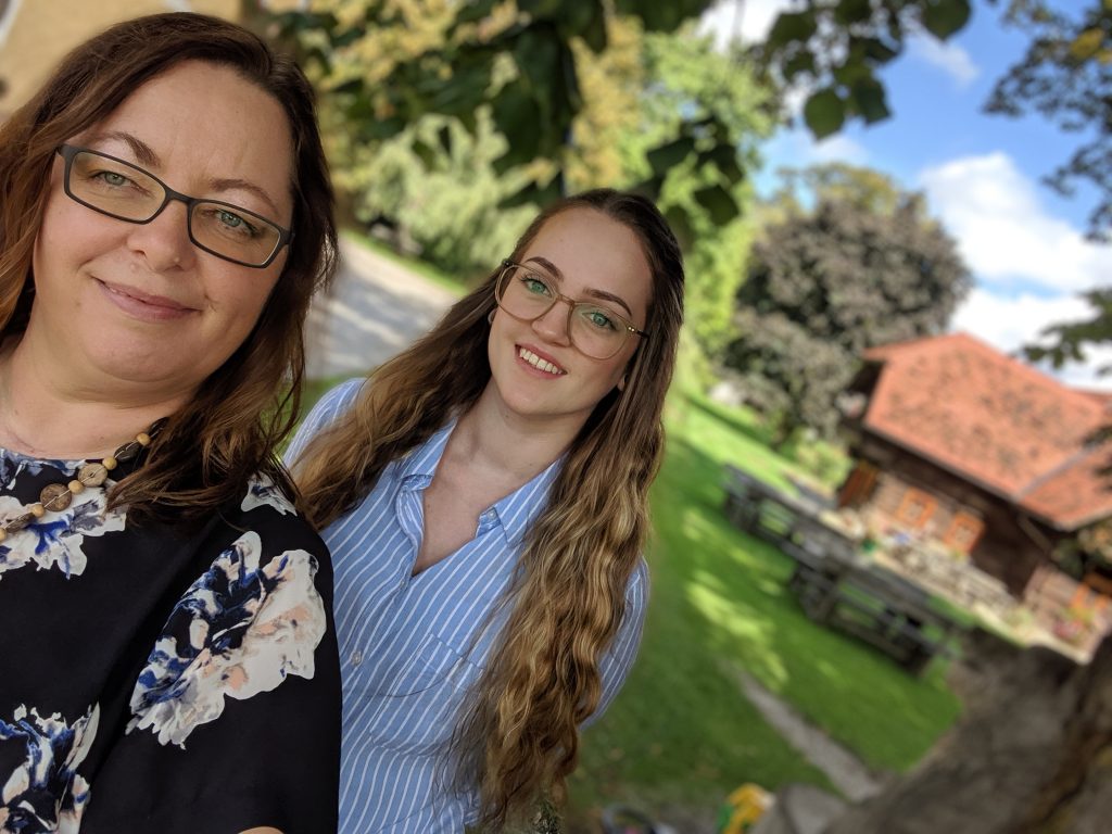 Laura und Evelyn am Urlaub am Bauernhof Zehenthof