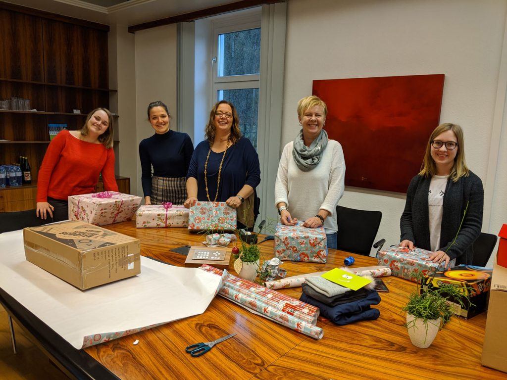 crosseye Team verpackt Geschenke für Kinder aus armen Verhältnissen