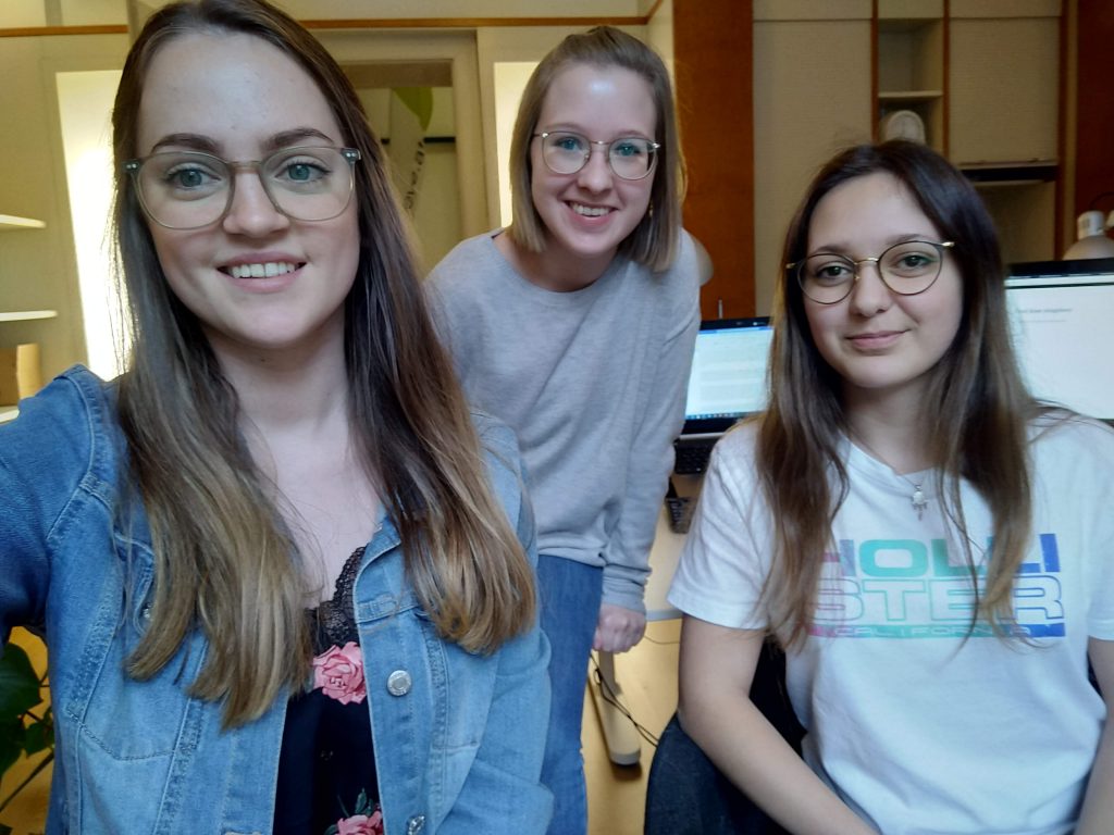 Anna, Laura und Anna-Sofie im crosseye Büro