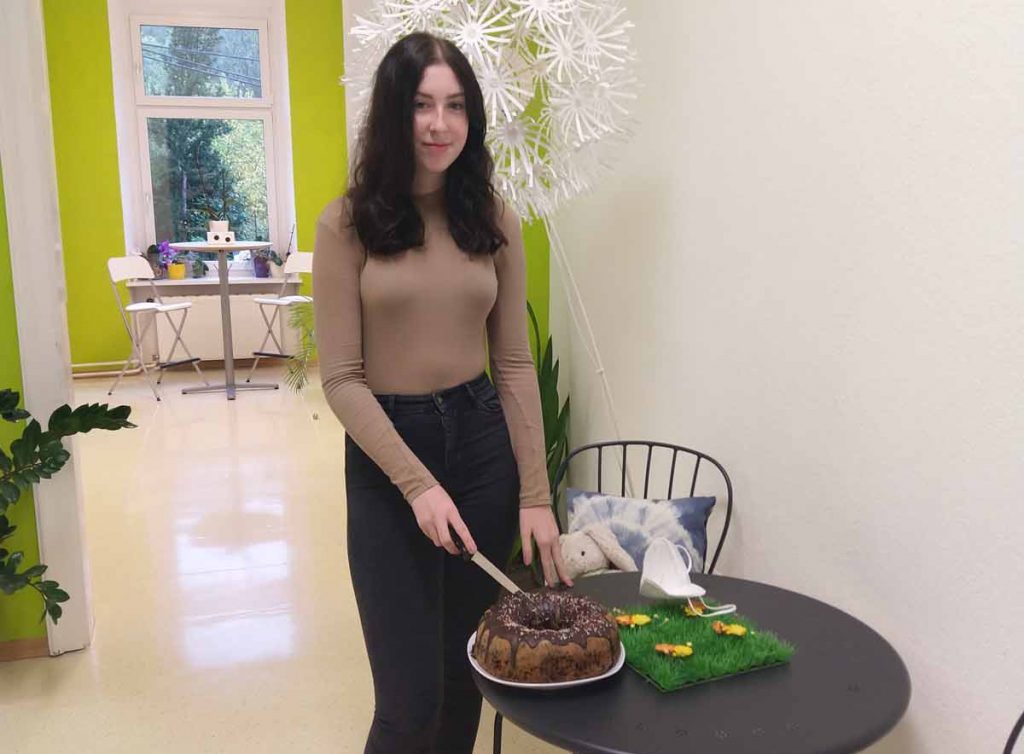 Anja mit Kuchen im crosseye Büro