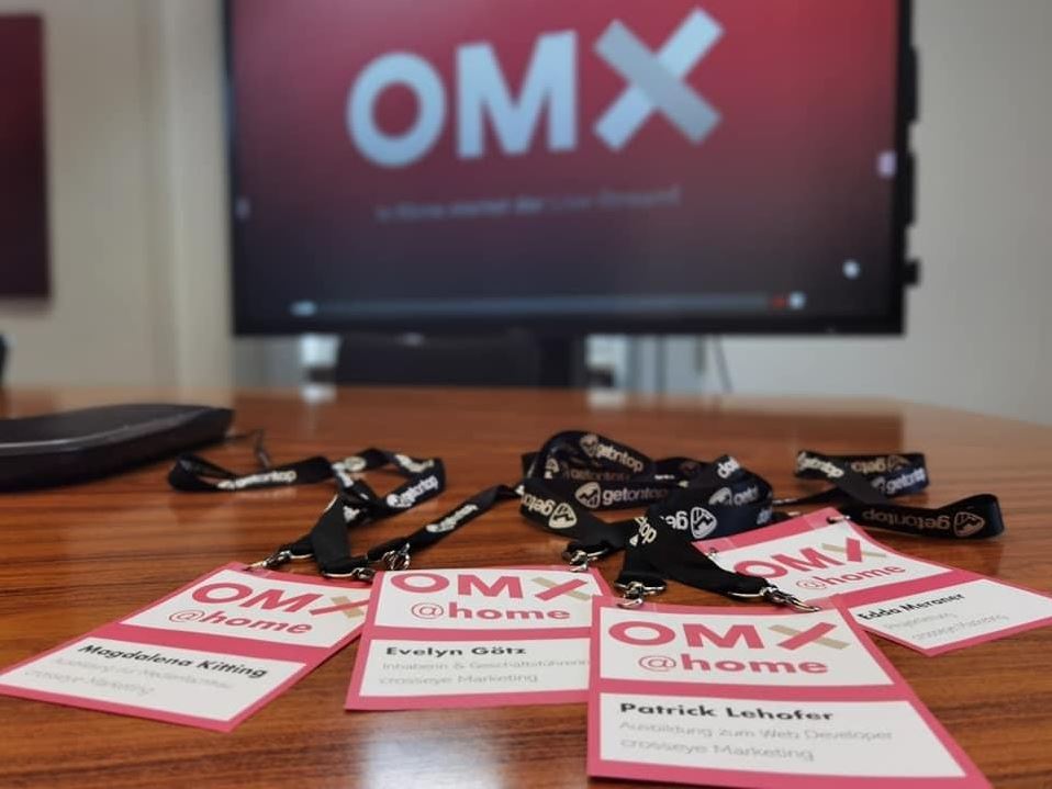 Badges mit dem Bildschirm der Live Übertragung der OMX
