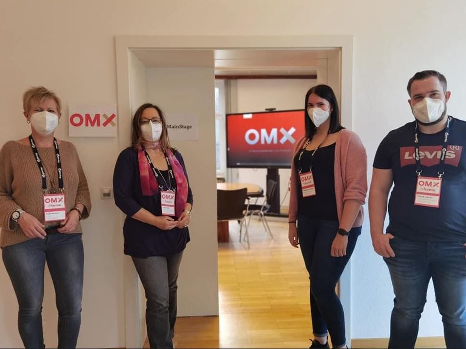 Gruppenfoto vor der MainStage der OMX