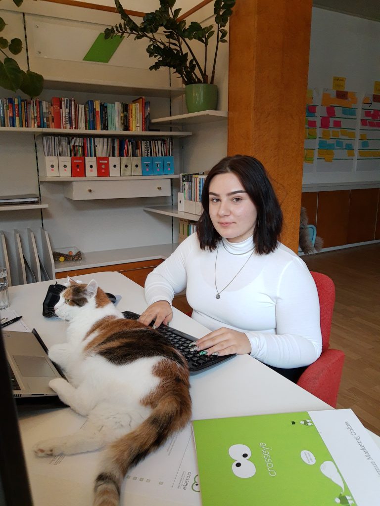 Viktoria mit Susi bei ihrem Praktikum