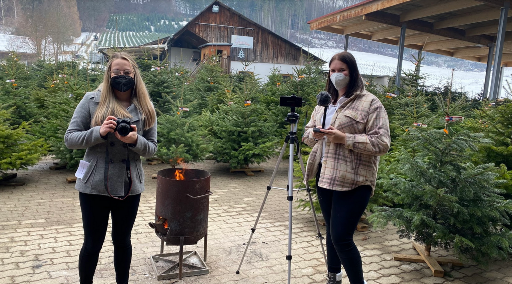 Laura und Magdalena vor den Christbäumen