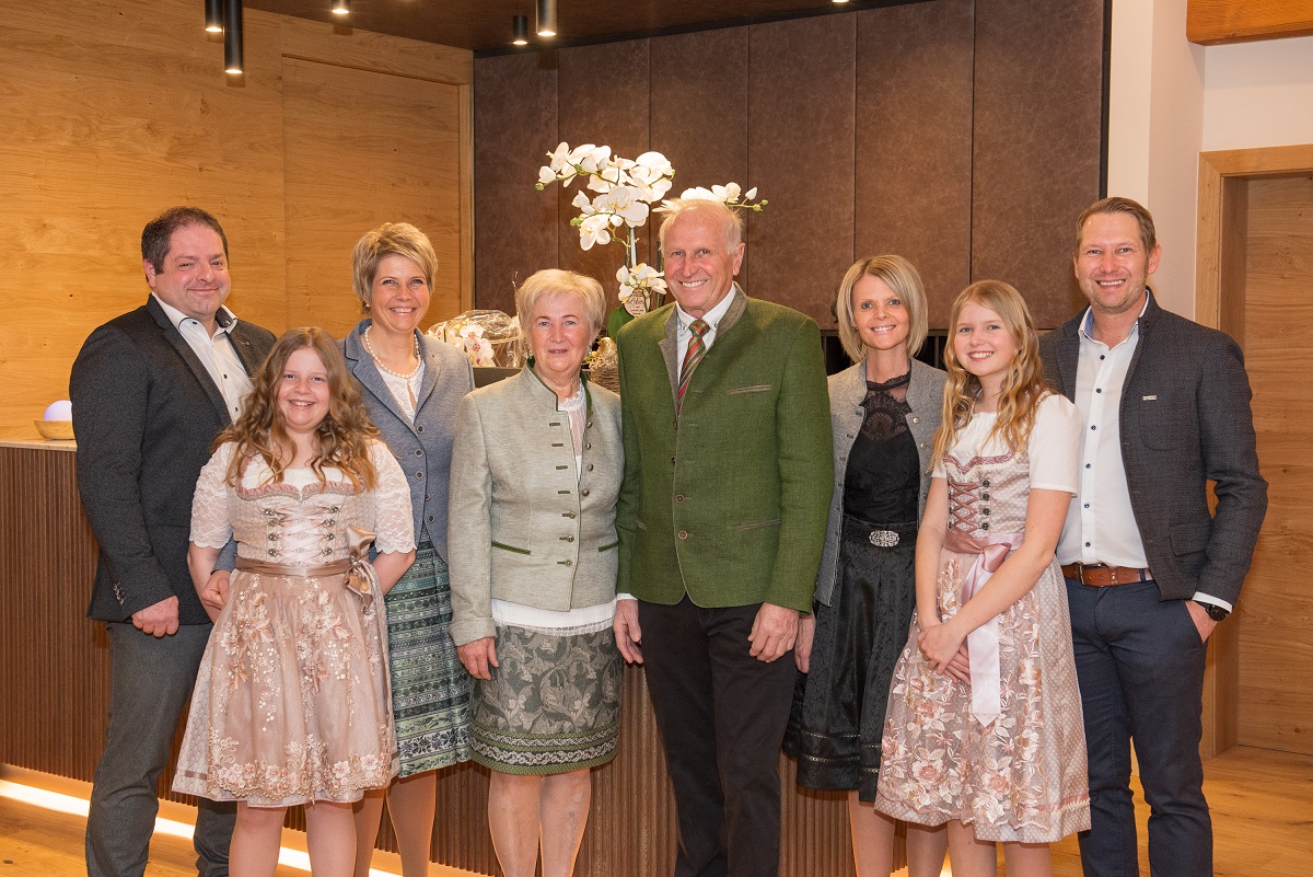 Familie Muhr bei der Neueröffnung ihres Hotels Waldhof Muhr. (c) Helmut Schweighofer