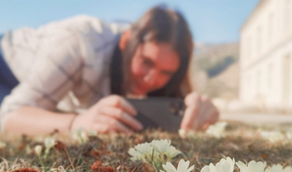 Magdalena beim Fotografieren vorm GIZ Rosegg