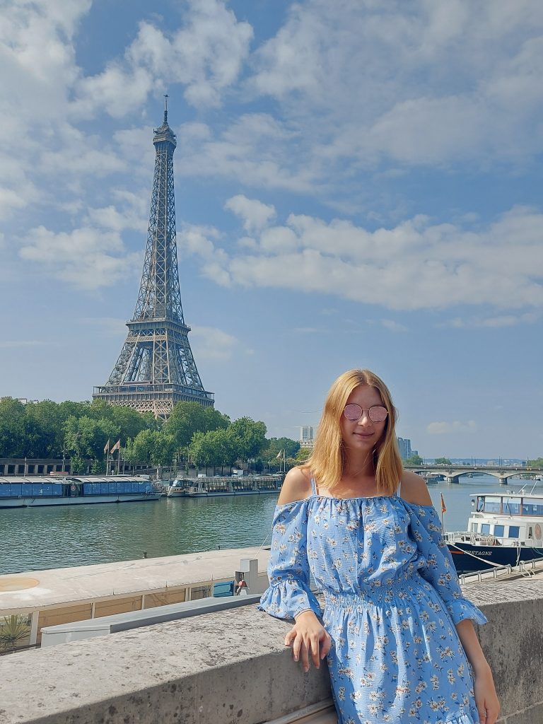 Nikola Troppauer bei ihrer Interrail Reise in Paris