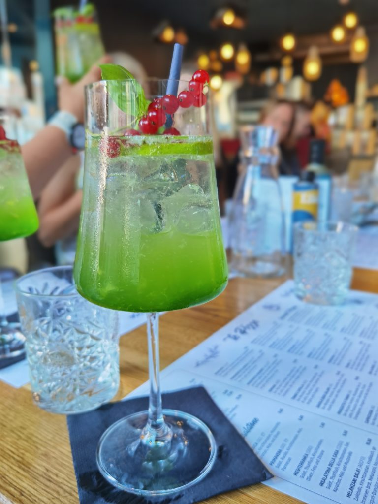 Grüner crosseye Marketing Cocktail