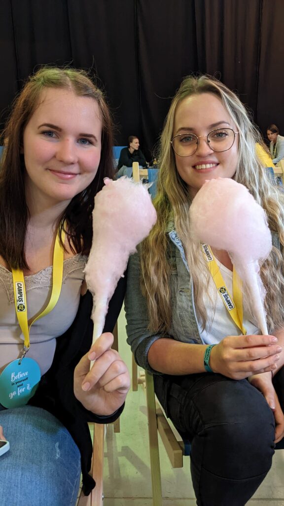 Laura und Magdi beim Zuckerwatte essen 