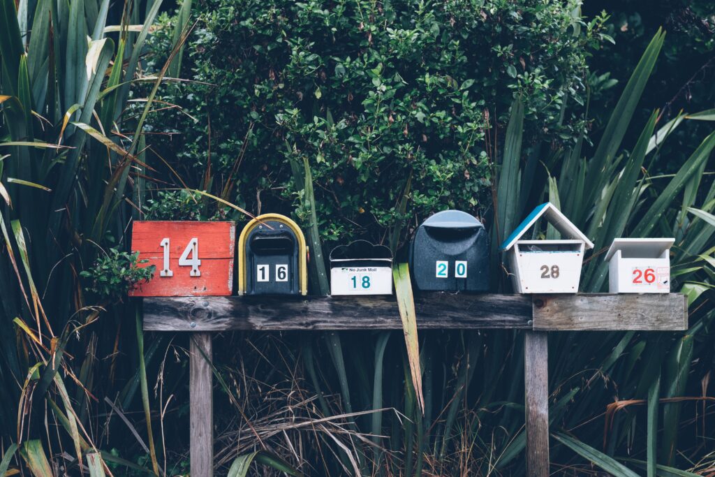 Briefkästen als Symbol für Mailordner und Empfang von Newslettern (c) Mathyas Kurmann