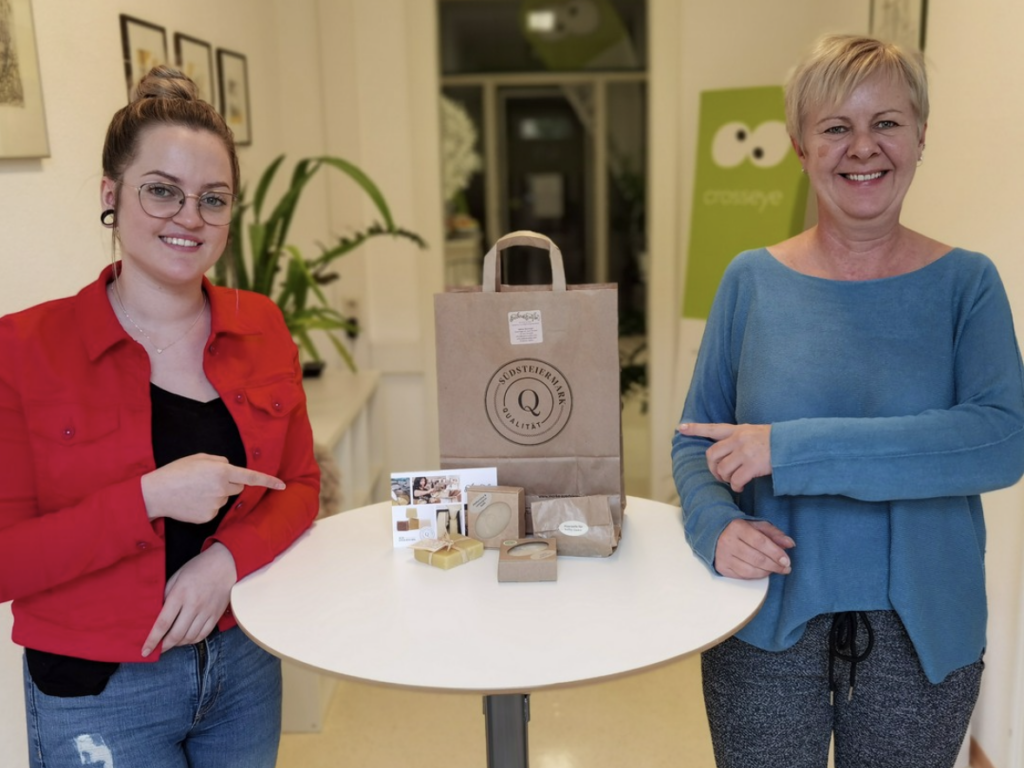 Laura & Edda mit den Produkten der Marke Südsteiermark im Büro von crosseye Marketing