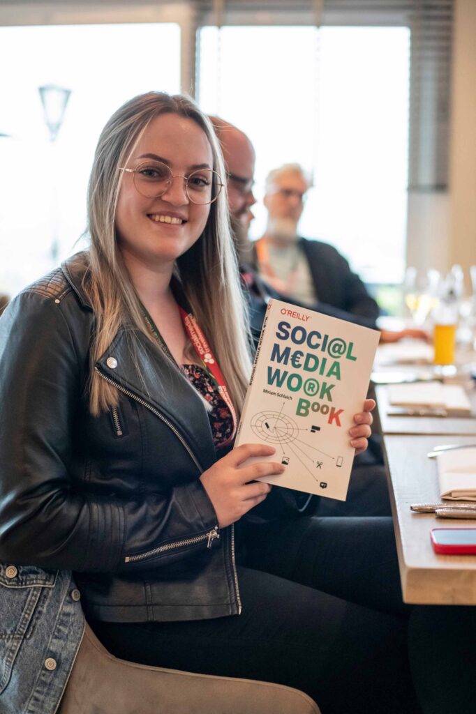 Laura & ihr gewonnenes Buch beim social media travel weekend (c) Sarah Heuser