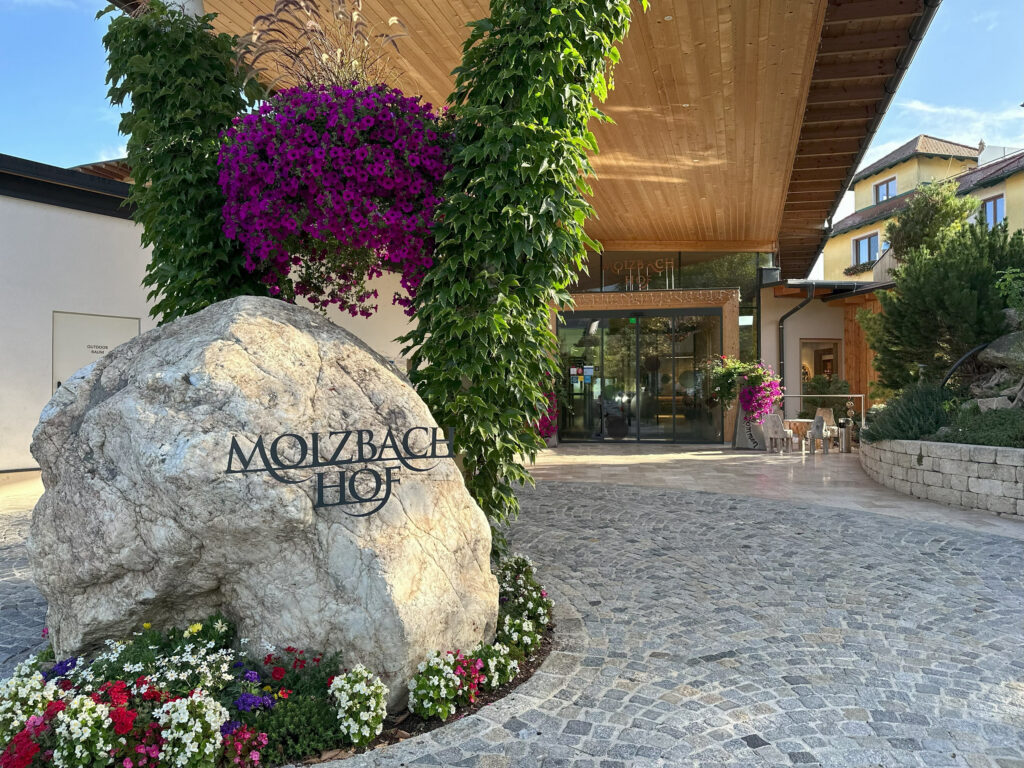 Blumiger Eingang zum Naturhotel Molzbachhof