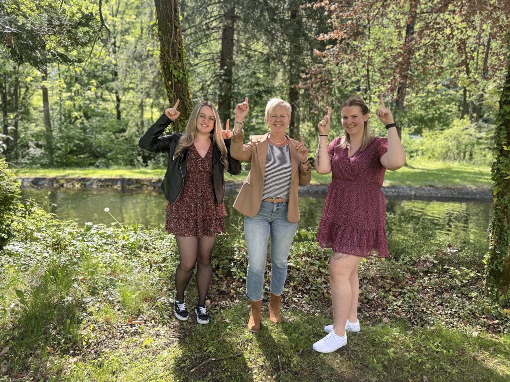 Laura, Edda & Magdalena freuen sich auf deine Nachricht! Laura, Edda & Magdalena freuen sich auf deine Nachricht!