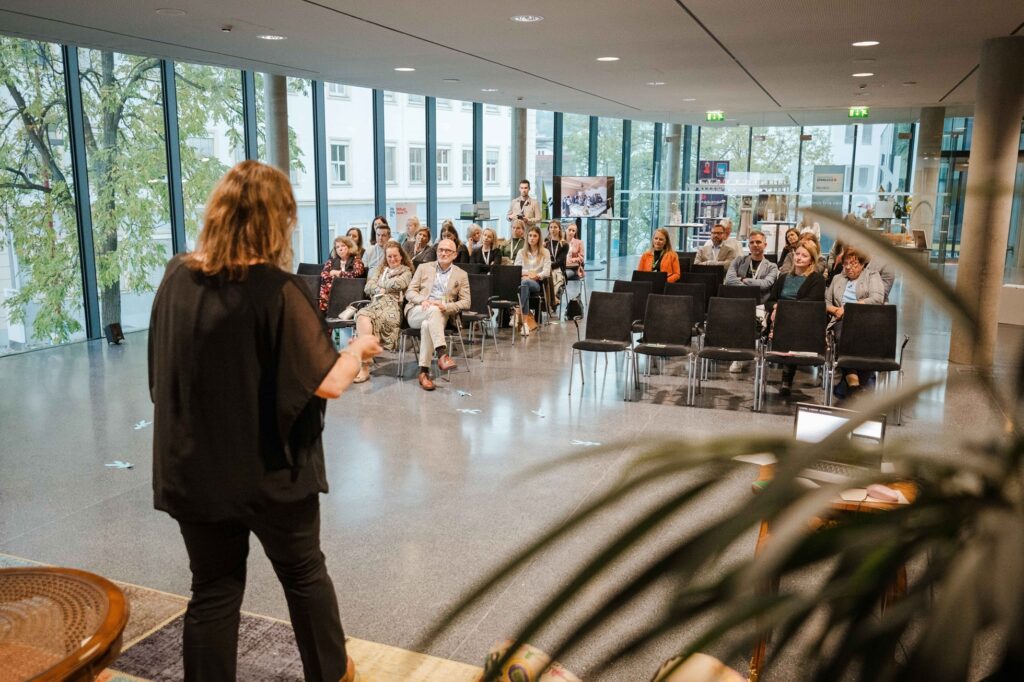 Evelyn auf der Bühne beim Tourismusforum (c) crosseye Marketing GmbH @90frm.com.