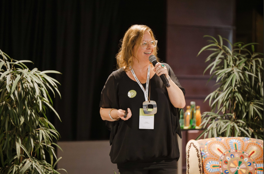 Evelyn spricht auf der Bühne (c) crosseye Marketing GmbH @90frm.com.
