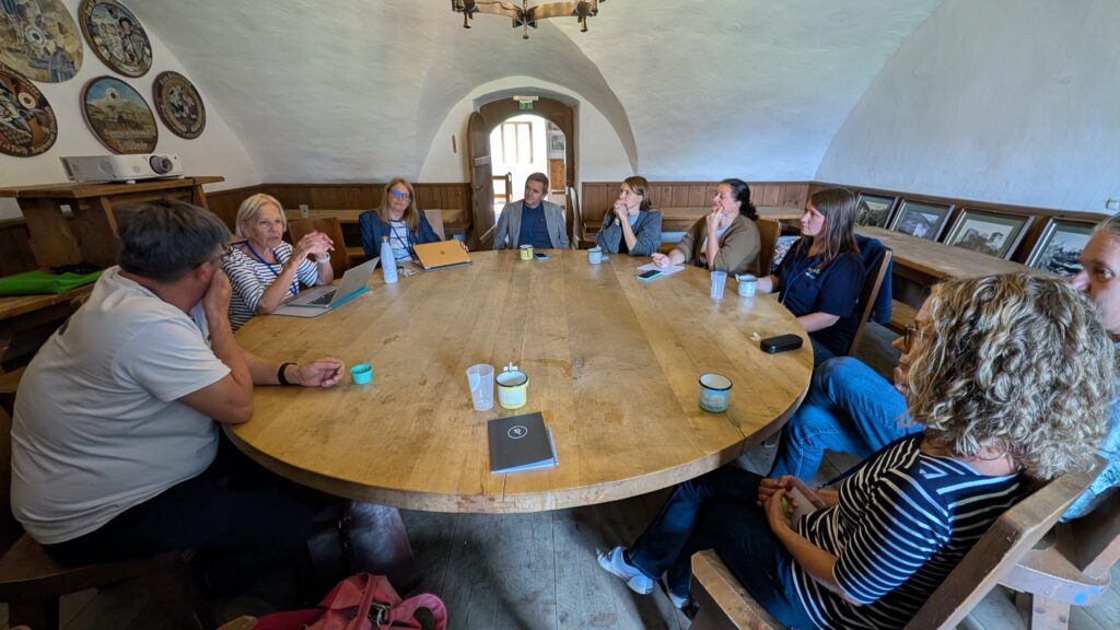 Diskussion um einen runden Tisch beim Castlecamp 2026.